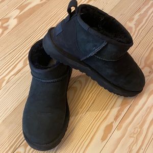 Ugh Classic Ultra Mini Size 8 Black